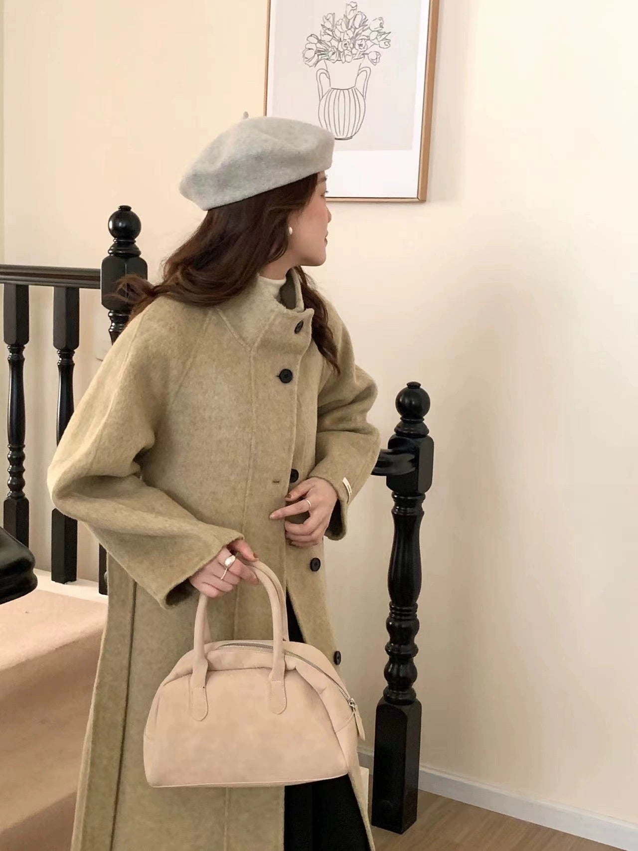 Sand tailored coat with a structured handbag